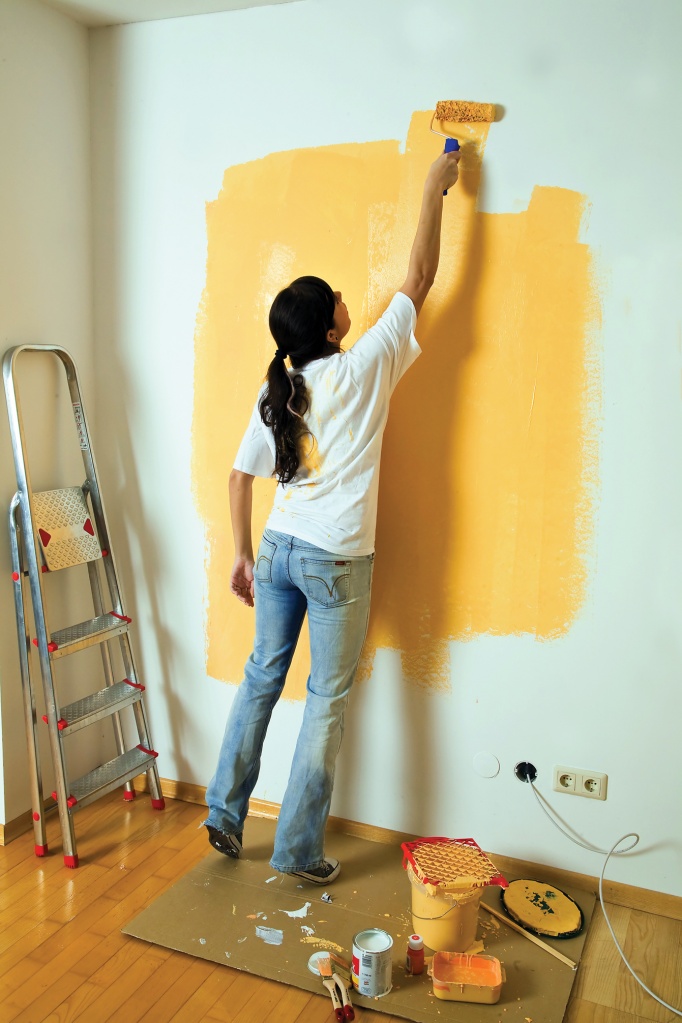 Покраска стен желтой краской